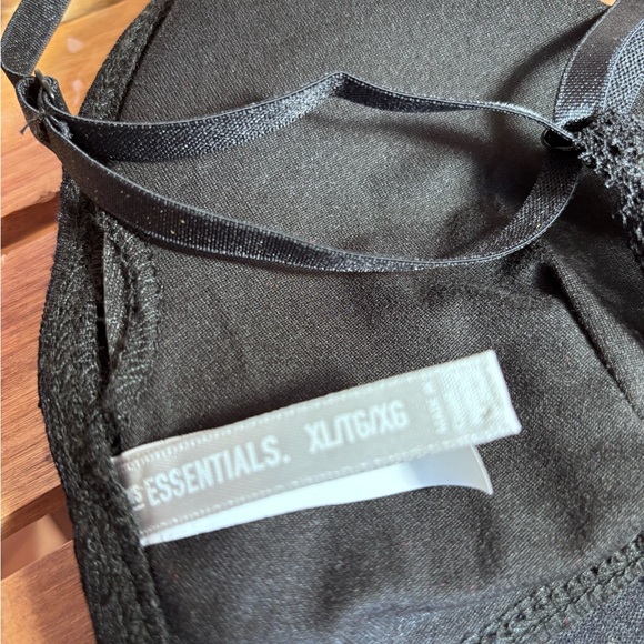 SWS Essentials Lace Bra - Picture 7 of 9